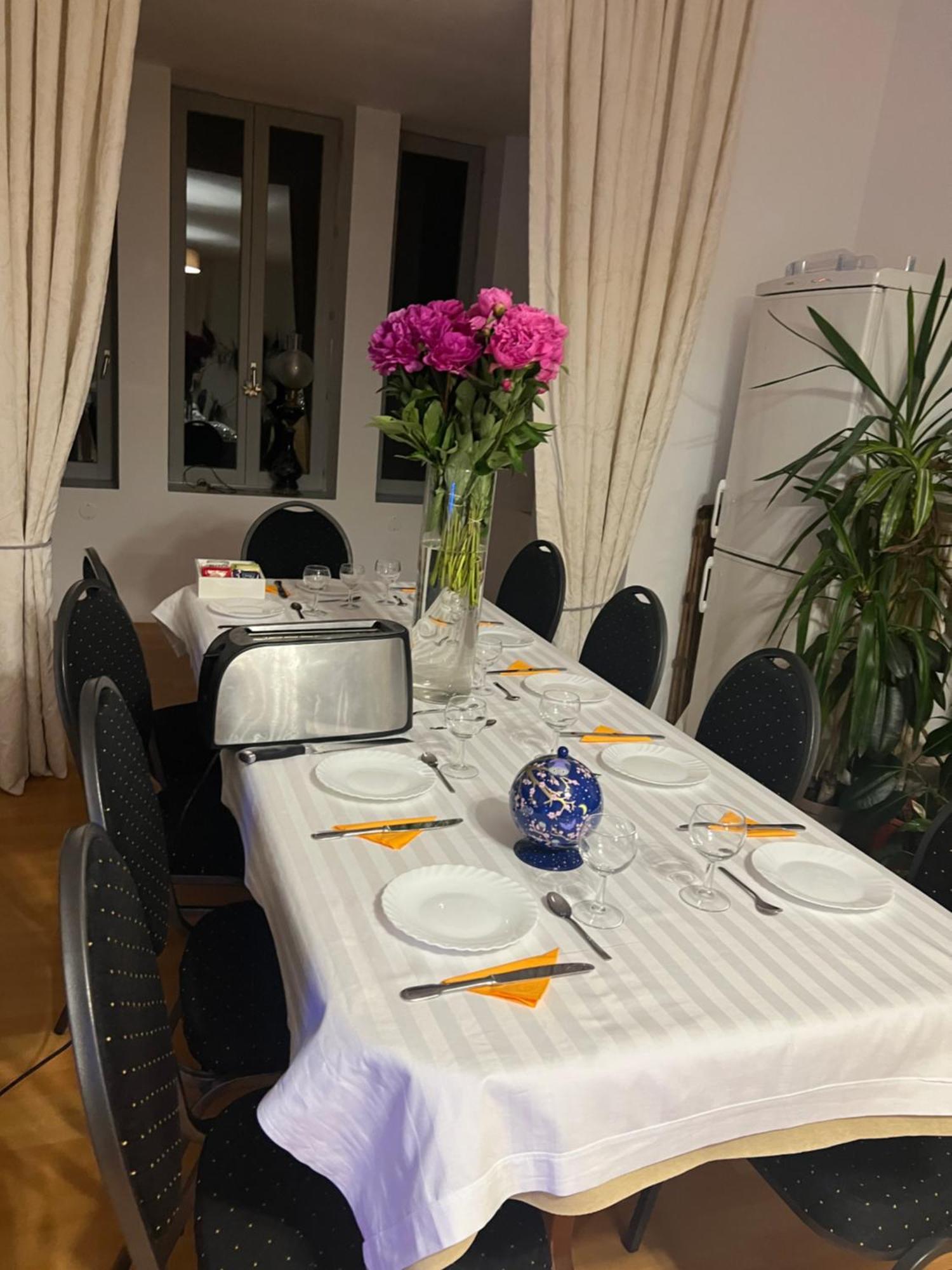 Chateau Camus Bed & Breakfast Montmarault Bagian luar foto