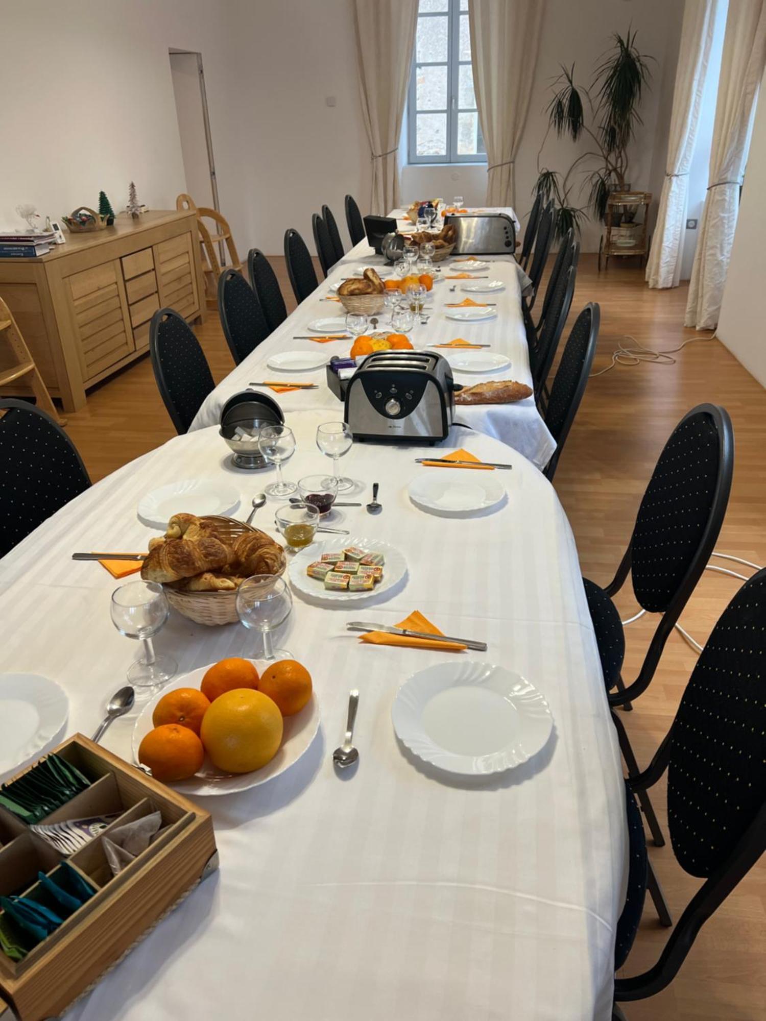 Chateau Camus Bed & Breakfast Montmarault Bagian luar foto