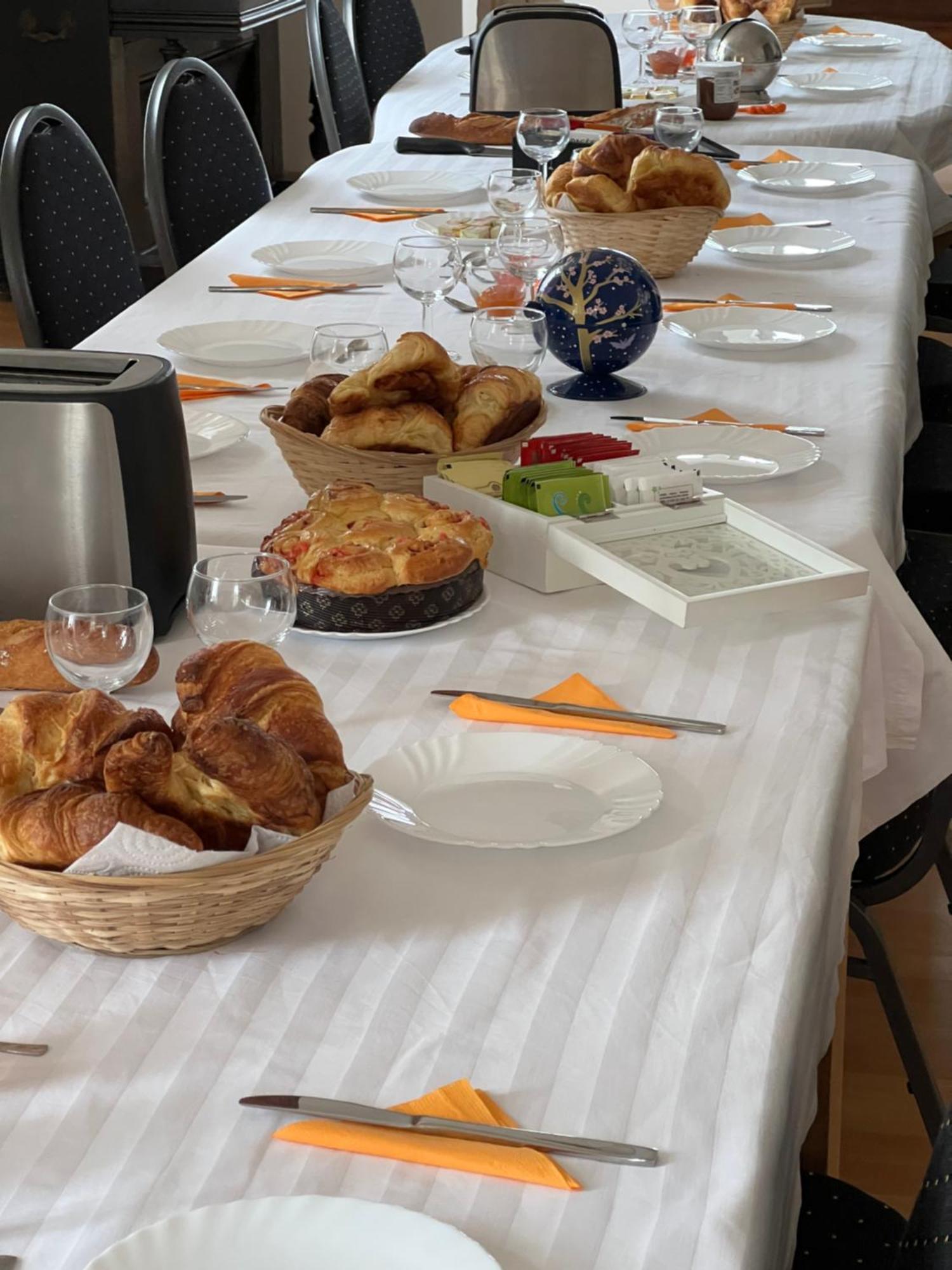 Chateau Camus Bed & Breakfast Montmarault Bagian luar foto